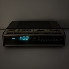 VTG GE General Electric 7-4646A AMFM Digital Clock Radio Blue Display Wood Grain