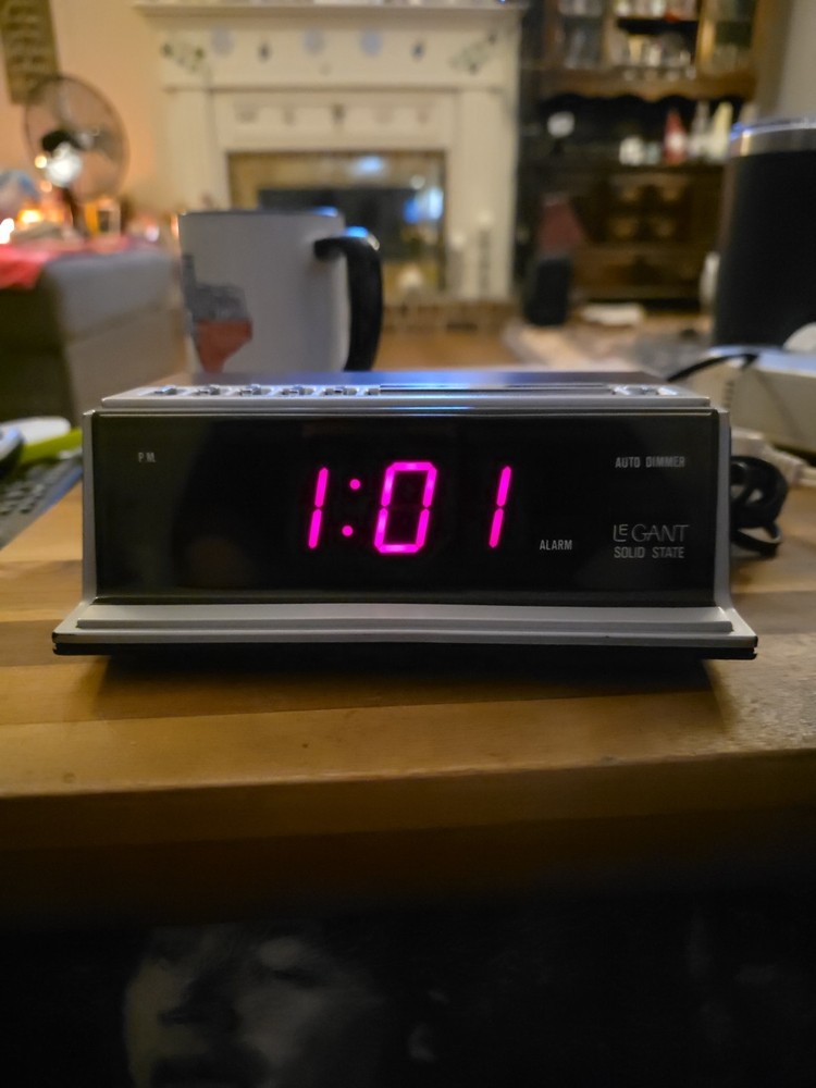 LeGant Alarm Clock Radio E-904 Vintage EXCELLENT USED CONDITION TESTED & WORKING