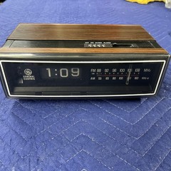 Vintage GE General Electric Clock Radio Walnut Grain Finish Model 7 4305C Retro