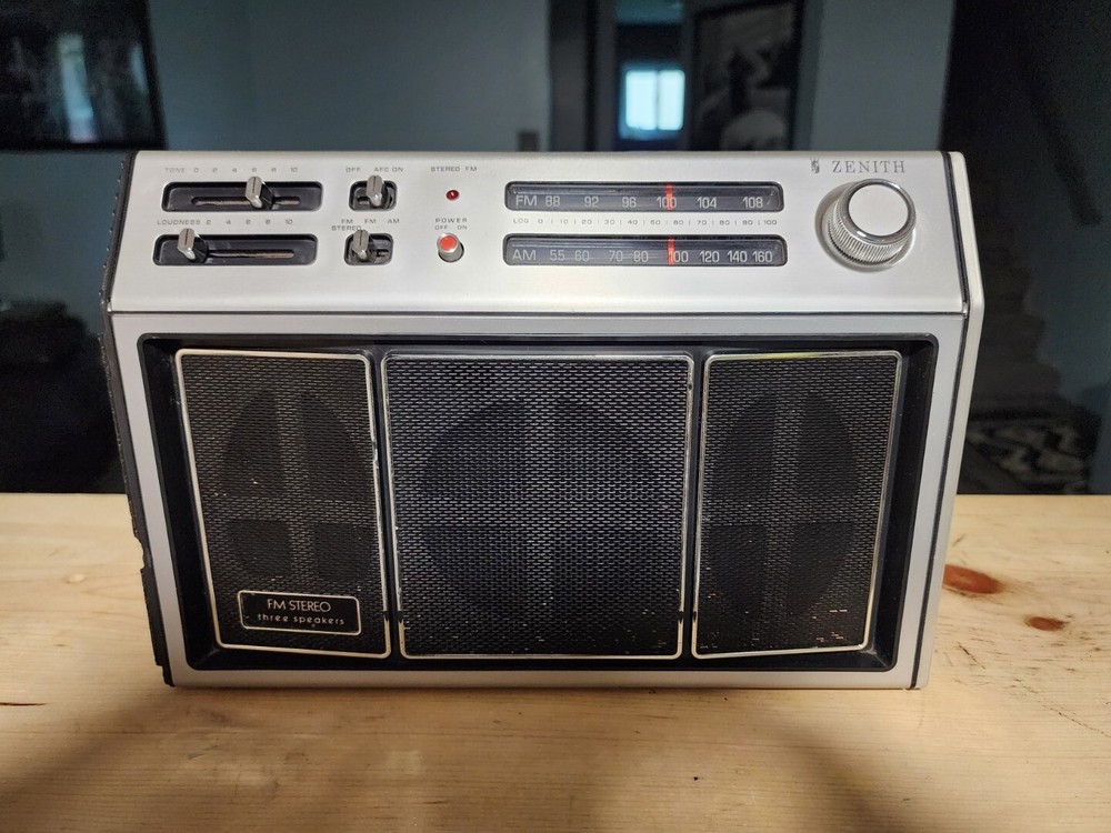 Zenith portable AM FM radio model RH 78Y, AC or battery, made in Taiwan