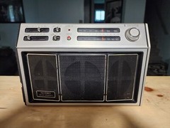 Zenith portable AM FM radio model RH 78Y, AC or battery, made in Taiwan