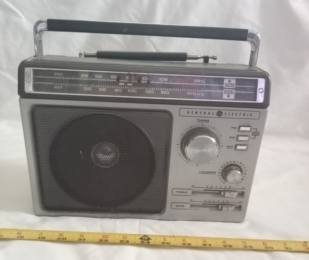 vintage General Electric Vintage 1980 Wired FM/AM 7-2881C Radio, works.