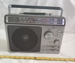 vintage General Electric Vintage 1980 Wired FM/AM 7-2881C Radio, works.