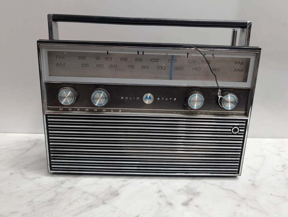 Vintage Motorola Model TP13EE AM/FM Solid State Transistor Portable Radio