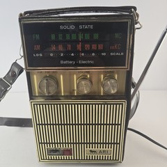 VINTAGE AM FM PORTABLE RADIO SOLID STATE- ARI BATTERY – ELECTRIC AC – DC