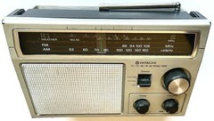 VINTAGE HITACHI KH-980H FM/AM/TV/WEATHER MULIT BAND PORTABLE RADIO AC/BATTERIES