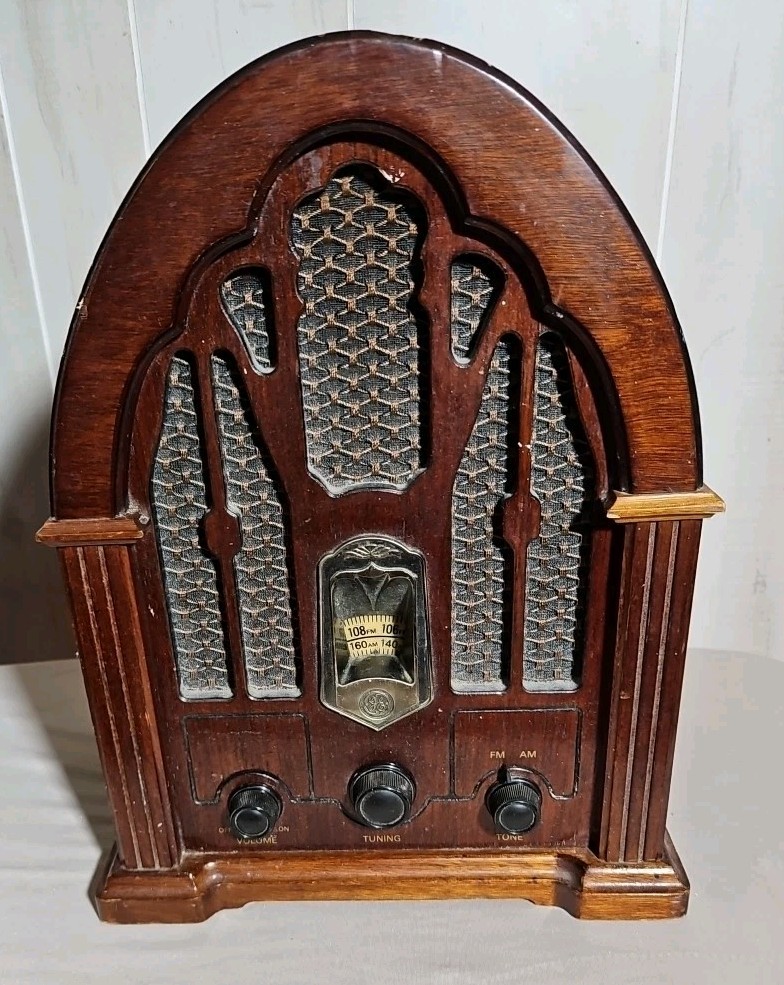 General Electric GE Reproduction Model No 7-4100JA Cathedral AM/FM Radio Wood