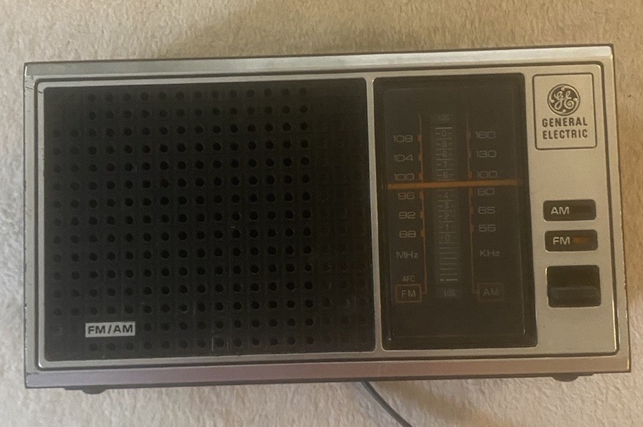 GE General Electric AM FM Radio-Model No 7-4115B Wood Grain-TESTED-Vintage