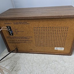 Magnavox Transistor Table Radio Model R434 AM/FM Powers On Needs Work See Video