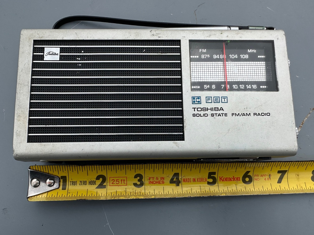Vintage Made In Japan Toshiba Solid State FM AM Radio IC-70 Works Compact Loud