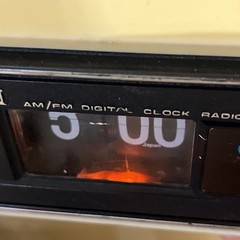 Vintage DYN Electronics Digital Flip Dial Alarm Clock AM/FM Radio DS-4546