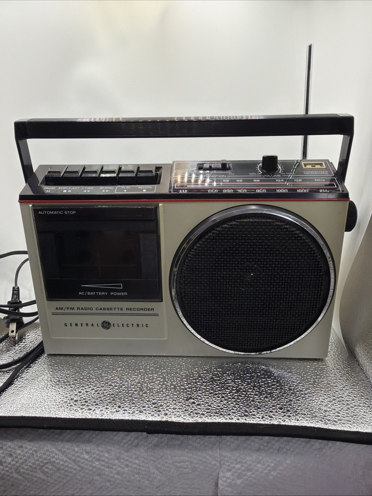 VINTAGE GE AM/FM RADIO/CASSETTE RECORDER MODEL 3-5244A WORKS