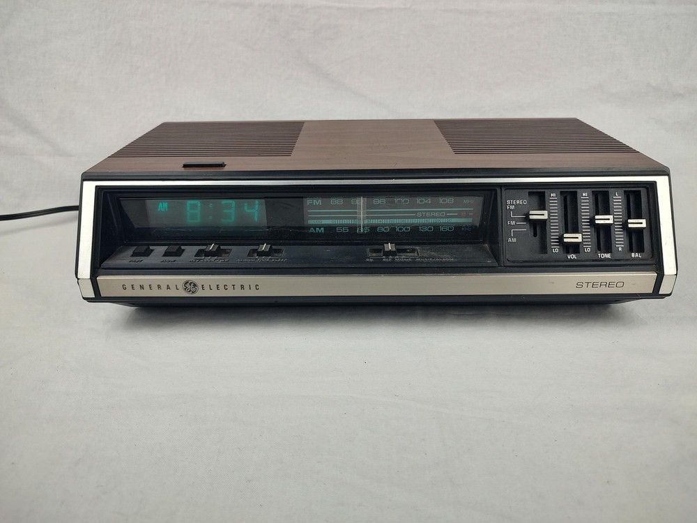 Vintage General Electric 7-4695A AM FM Stereo Clock Radio Walnut Grain Finish