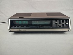 Vintage General Electric 7-4695A AM FM Stereo Clock Radio Walnut Grain Finish