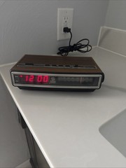 GE Vintage AM/FM Clock Radio Walnut Wood Grain Finish Red LED Model 7-4625C