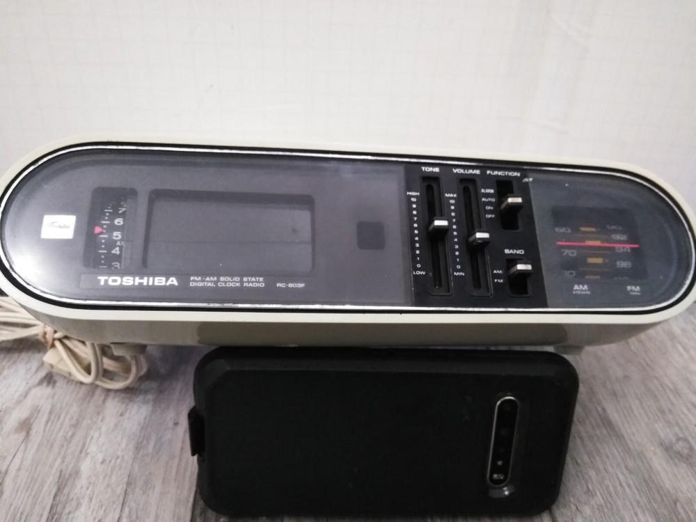 VTG. Toshiba RC 803F Alarm Clock Radio (RADIO WORKS, CLOCK DOES NOT)