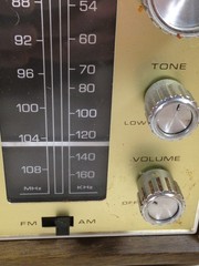 Vintage Realistic MTA-8 AM/FM Radio Model 12-689 Walnut Grain Powers On