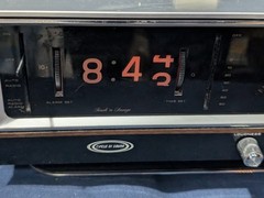 ZENITH C472W-3 Circle of Sound Flip Alarm Clock, AM/FM Radio, Video!