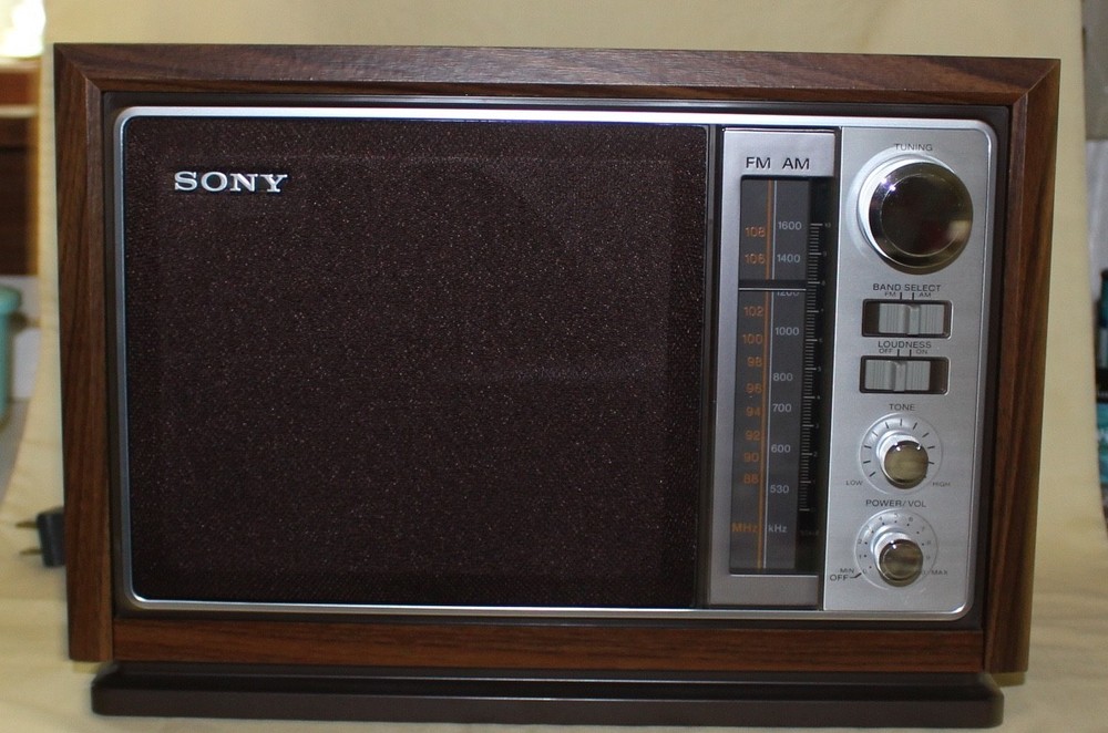 Sony Wood Grain Look Table Top Working AM/FM Plug In Radio Model ICF-9740W