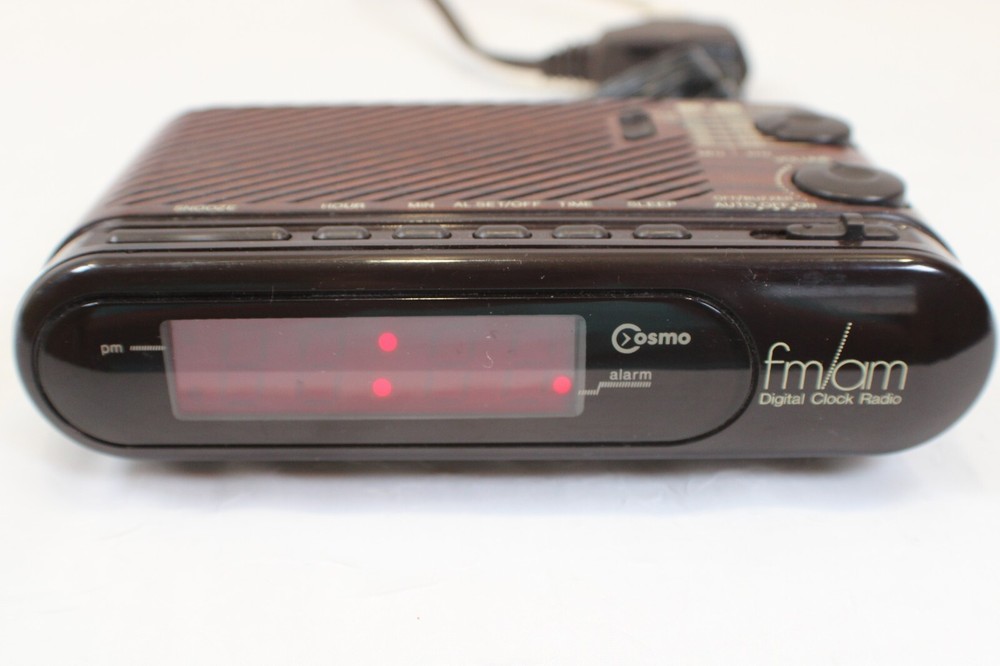 Vintage Cosmo Am-Fm Digital Clock Radio Model No. CR-2035