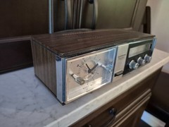 LLOYD&rsquo;S SOLID STATE 2 SPEAKER CLOCK/RADIO MODEL Vintage 9J42G-37A Alarm Clock