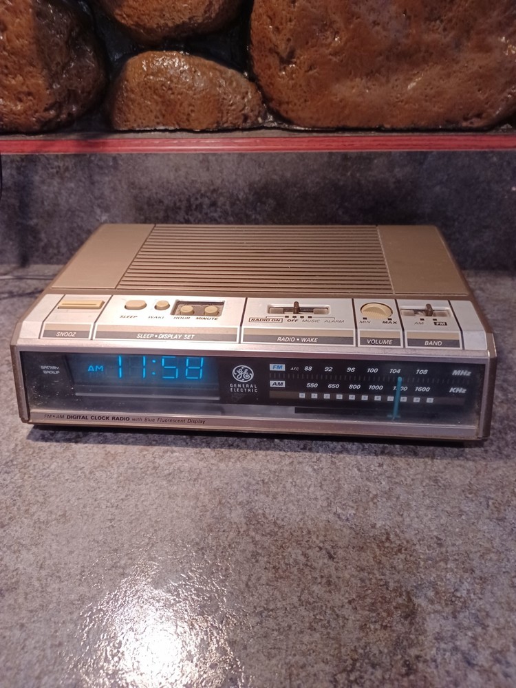 VINTAGE GENERAL ELECTRIC AM/FM DIGITAL CLOCK RADIO WORKS!
