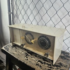 TESTED Vintage 50’s Sears Silvertone Mid Century Ivory AM Clock Tube Radio #5033