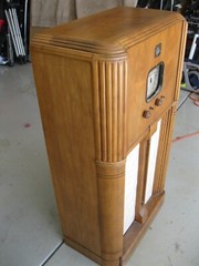 Watch video – Vintage Delco R 1129 Console Radio with Jensen–AS IS–FOR PARTS