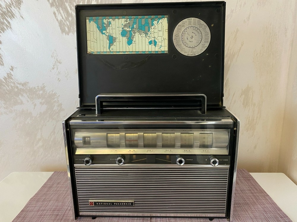 Vintage National Panasonic R3000 6 Band 12 Transistor Radio
