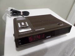Magnavox D3000 AM/FM Radio Alarm Electronic Clock Power Backup Vintage Brown