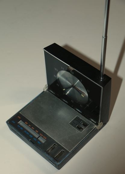 Vintage RCA Portable Clock Radio – Folds Up