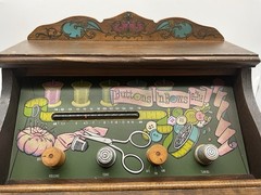 Guild Vintage 1965 « Button & Bows  » Vacuum Tube AM/FM Radio Sewing Cabinet