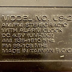 Vintage AM/FM Clock Radio Stereo System w/ One Detachable Speaker – Model # Us-2