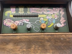 Guild Vintage 1965 « Button & Bows  » Vacuum Tube AM/FM Radio Sewing Cabinet