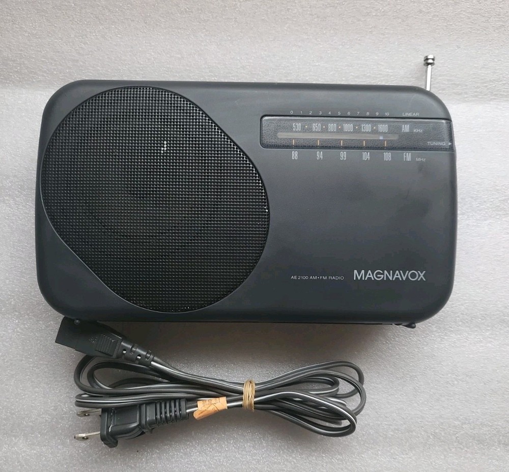 VINTAGE Magnavox AM/FM Portable Radio AE2100 Tested Black