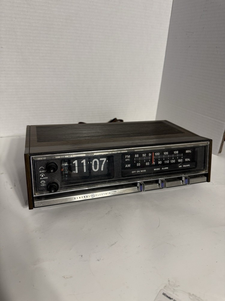 1970&rsquo;s General Electric Flip Clock AM / FM Alarm Radio C4320A – Working Radio