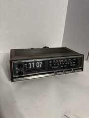 1970&rsquo;s General Electric Flip Clock AM / FM Alarm Radio C4320A – Working Radio