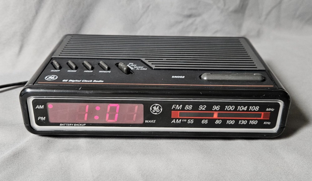 Vintage GE 7-4612BKA Digital Clock Radio Black & Silver (RECAPPED)