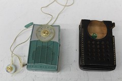 Vintage RCA Victor Impac Green White Portable Transistor Radio With Case