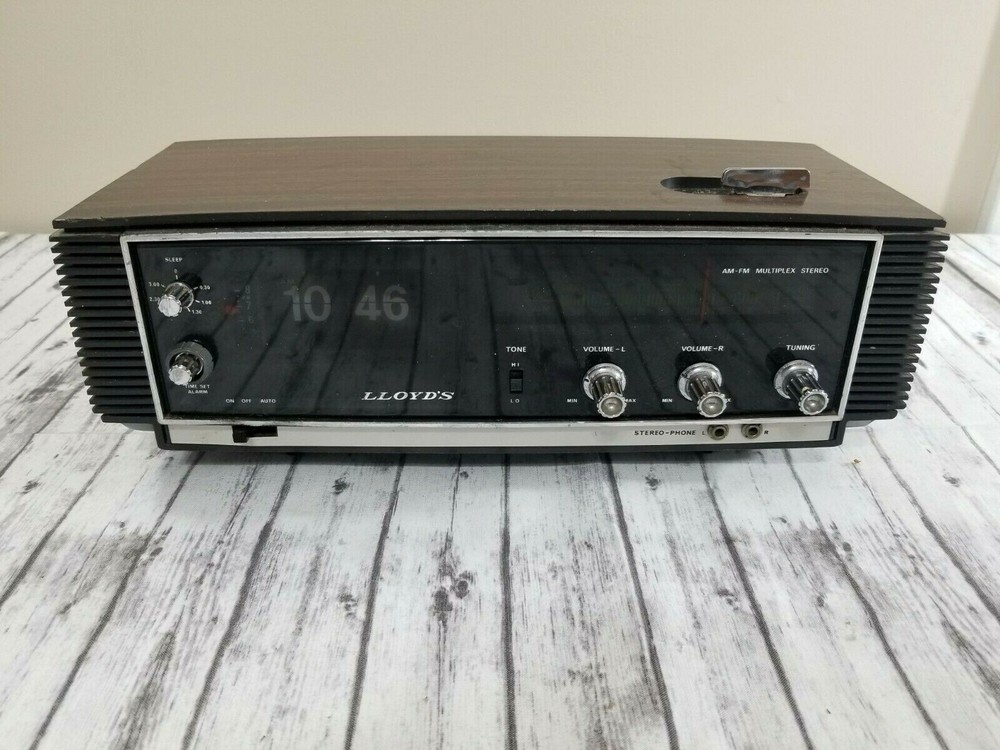 Vintage LLOYD&rsquo;S Flip Clock Alarm AM/FM Radio Wood Grain J636G-37A