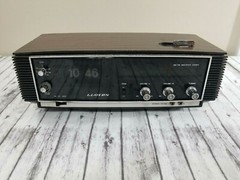 Vintage LLOYD&rsquo;S Flip Clock Alarm AM/FM Radio Wood Grain J636G-37A