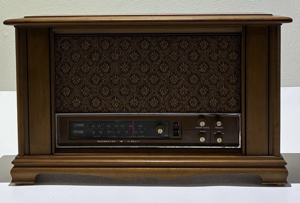 Vintage 1970s SEARS Silvertone AM/FM Table Radio Wood Cabinet NICE CLEAN READ