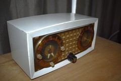 Vintage 1950&rsquo;s Truetone AM clock Radio , works Model 2420A