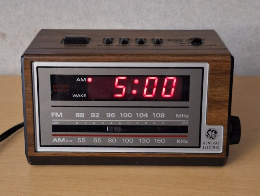 Vintage General Electric GE 7-4601A Woodgrain Finish AM FM Alarm Snooze Works