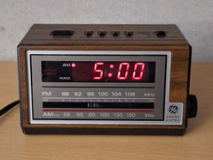 Vintage General Electric GE 7-4601A Woodgrain Finish AM FM Alarm Snooze Works