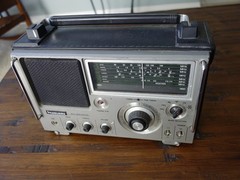 **VINTAGE** HOLIDAY RADIO, Model 2318, SW1, SW2, MB, AM, FM, AIR, Police PBH, WB