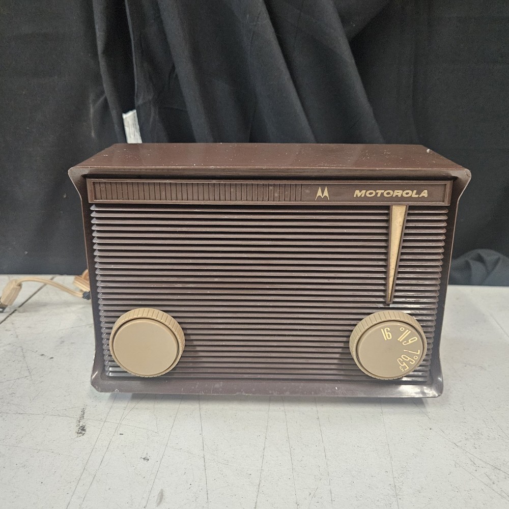 Vintage Brown « Retro Jetson&rsquo;s » Motorola Model A1N-46 Tube Radio