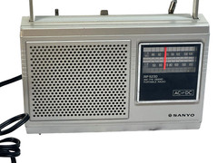VINTAGE SANYO RP 5230 PORTABLE AM/FM RADIO 2 BAND