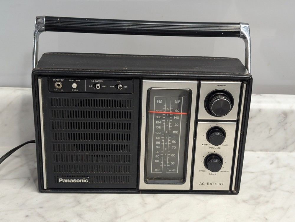 VINTAGE 1970&rsquo;S PANASONIC RF-915 AM/FM PORTABLE RADIO, W/ ANTENNA & HANDLE