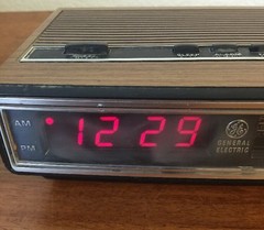 Vintage Woodgrain GE AM FM Clock Radio Red LED 7-4625C